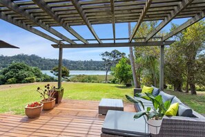 Terrace/patio - Tranquil Waterfront Retreat | Beach Haven (Auckland)