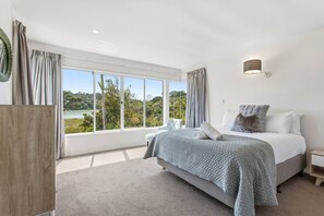 2 bedrooms, desk, iron/ironing board, WiFi - Tranquil Waterfront Retreat | Beach Haven (Auckland)