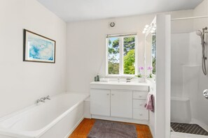 Hair dryer, towels - Tranquil Waterfront Retreat | Beach Haven (Auckland)