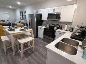 Private kitchen - Beautiful 3-bedroom apartment with AC in charming Clarksville (Clarksville)