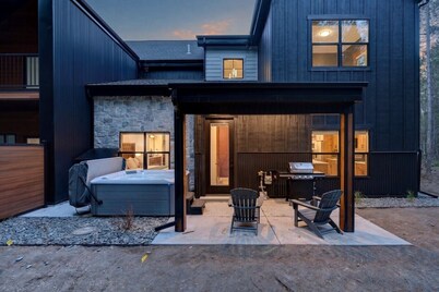 Golden Pines | 20min to Yellowstone, Hot Tub, Luxe Home, BBQ, EV!