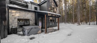 Golden Pines | 20 min to Yellowstone, Hot Tub, Luxe Home, BBQ!