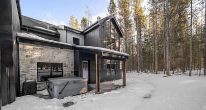 Golden Pines | 20min to Yellowstone, Hot Tub, Luxe Home!