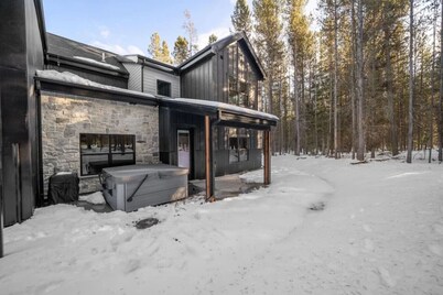 Golden Pines | 20 min to Yellowstone, Hot Tub, Luxe Home, BBQ!