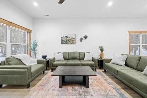 Golden Pines | 20min to Yellowstone, Hot Tub, Luxe Home!