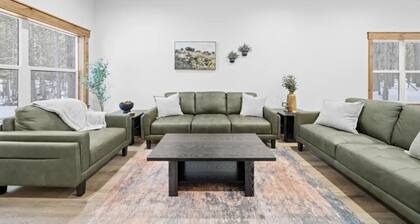 Golden Pines | 20min to Yellowstone, Hot Tub, Luxe Home!