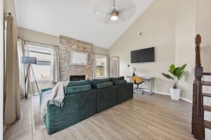 Living area - Beautiful 3 bedroom home in peaceful Spring / Cypress area near downtown Houston (Houston)