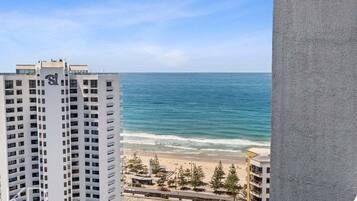 A high-rise building with a view of the ocean and beach.