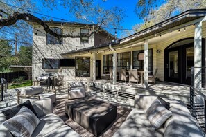 Outdoor dining - Lake Austin Oak Retreat (Austin)