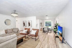 Smart TV - Cozy Quaint Getaway in Zephyrhills (Zephyrhills)