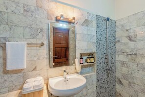 Luksushuvila, järvinäköala | Kylpyhuone