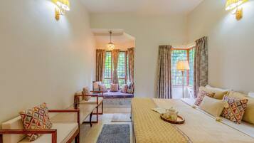 Luxury Villa, Lake View | Desk, WiFi (free)