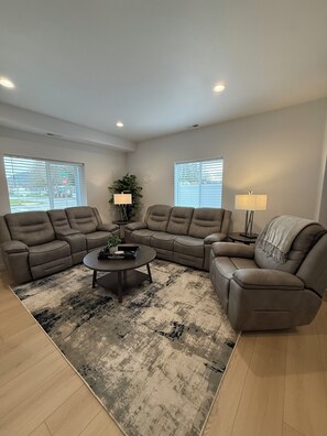 Living area - 21st by the Lake, minutes to downtown, family friendly (Coeur d'Alene)