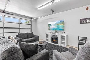 Living area - 21st by the Lake, minutes to downtown, family friendly (Coeur d'Alene)