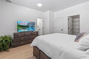 Iron/ironing board, Internet, bed sheets - 21st by the Lake, minutes to downtown, family friendly (Coeur d'Alene)