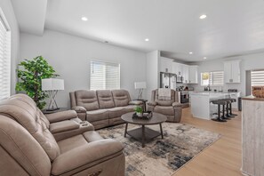 Living area - 21st by the Lake, minutes to downtown, family friendly (Coeur d'Alene)