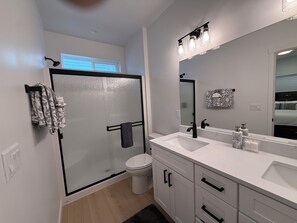 Bathroom - 21st by the Lake, minutes to downtown, family friendly (Coeur d'Alene)