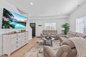 Living area - 21st by the Lake, minutes to downtown, family friendly (Coeur d'Alene)