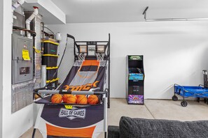 Games room - 21st by the Lake, minutes to downtown, family friendly (Coeur d'Alene)