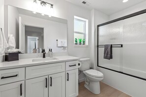 Shower, hair dryer, towels, soap - 21st by the Lake, minutes to downtown, family friendly (Coeur d'Alene)