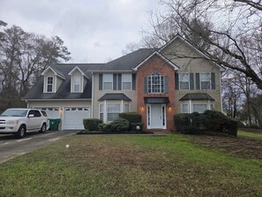 Exterior - Brilliant 4-bedroom house within minutes from downtown Atlanta and the airport. (Decatur)
