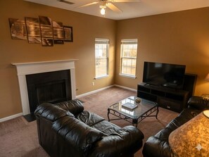 Living area - Brilliant 4-bedroom house within minutes from downtown Atlanta and the airport. (Decatur)