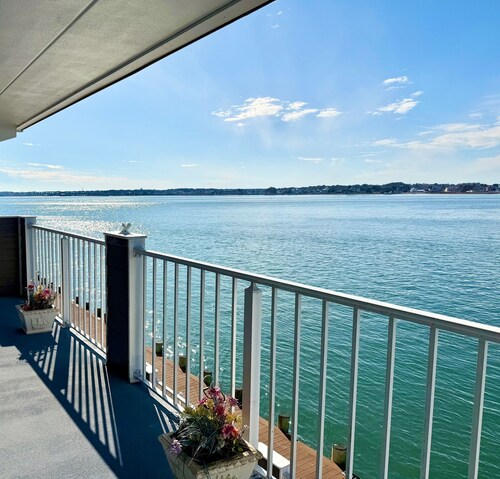 Waterfront Harbour Island Downtown Stunning Bay View Walk to Beach & Boardwalk