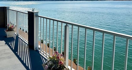 Waterfront Harbour Island Downtown Stunning Bay View Walk to Beach & Boardwalk