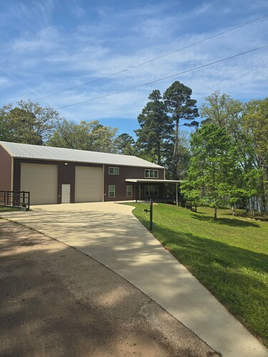 Perfect water front 3-bedroom house on beautiful Lake O' The Pines