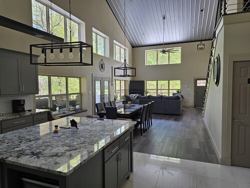 Perfect water front 3-bedroom house on beautiful Lake O' The Pines