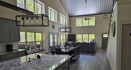Perfect water front 3-bedroom house on beautiful Lake O' The Pines