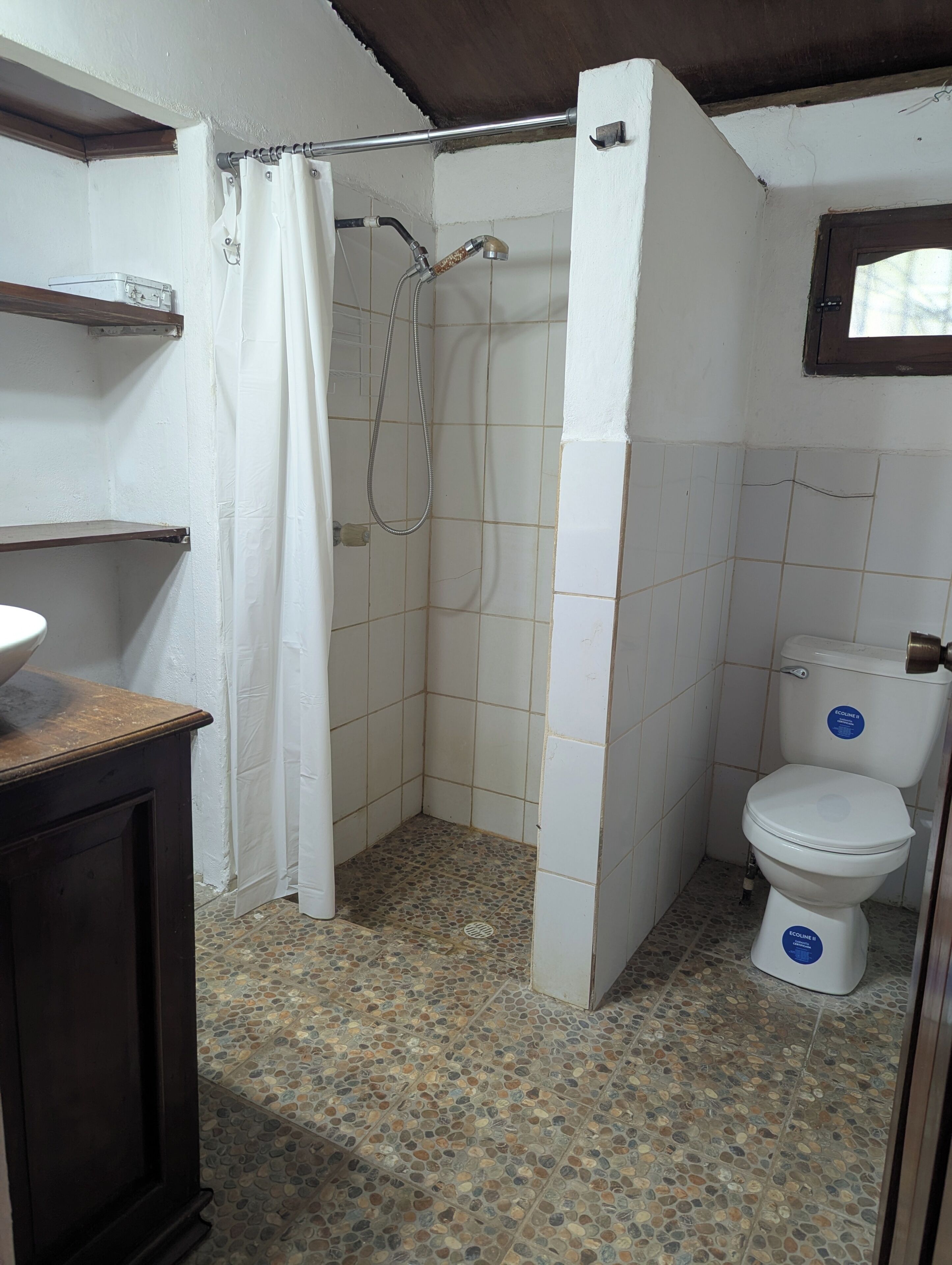 Regadera, toallas, papel de baño 