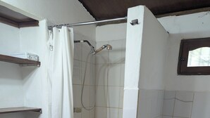 Un baño con ducha, inodoro y lavabo.