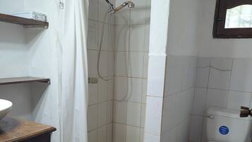 Regadera, toallas, papel de baño