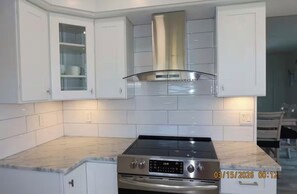 Private kitchen - Luxury Canal Paradise Getaway (Port Richey)