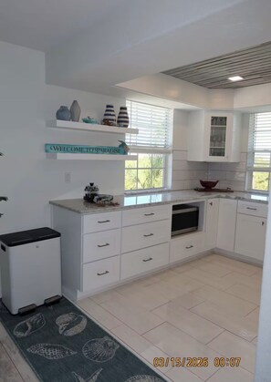 Private kitchen - Luxury Canal Paradise Getaway (Port Richey)