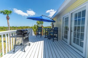 Outdoor dining - Luxury Canal Paradise Getaway (Port Richey)