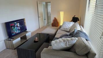 Superior Apartment, Garden View | Living area