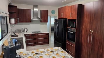 Superior Apartment, Garden View | Private kitchen