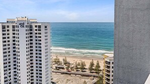 A high-rise building with a view of the ocean and beach. - Skyline Hideaway Studio (Gold Coast)