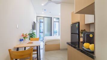 Studio Standar, balkon, pemandangan kota | Meja kerja, Wi-Fi gratis, dan seprai linen