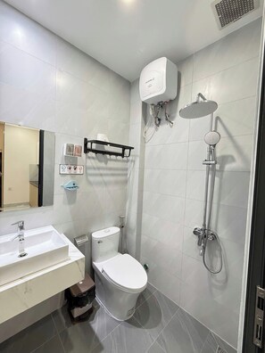 Standard Studio, Balcony, City View | Bathroom - LINH KHANG 1 Hotel & Apartment Da Nang (Da Nang)