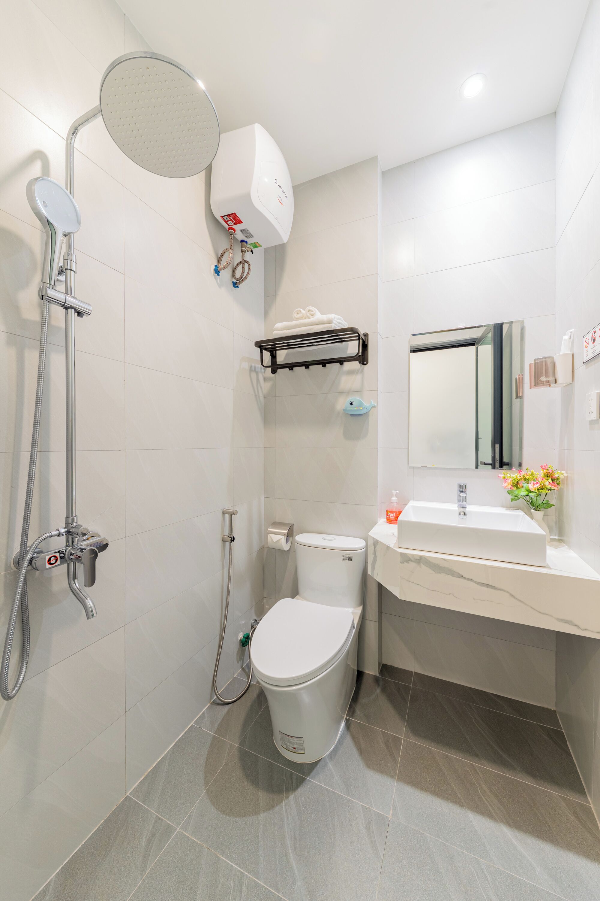 Apartamento luxo, 1 quarto, vista para a cidade | Banheiro | Chuveiro, chuveiro com efeito de chuva, produtos de toalete grátis 