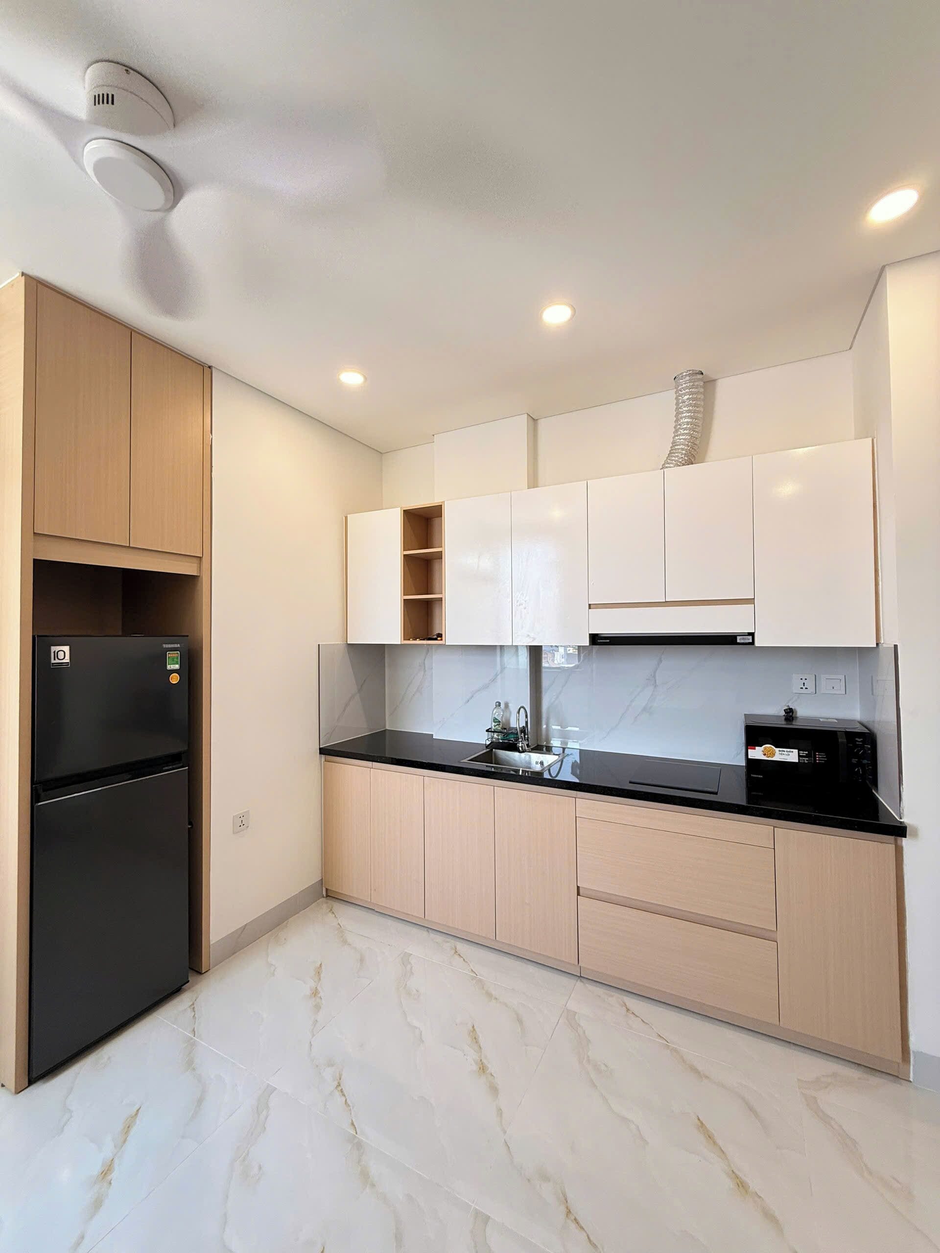 Fridge, microwave, stovetop, electric kettle