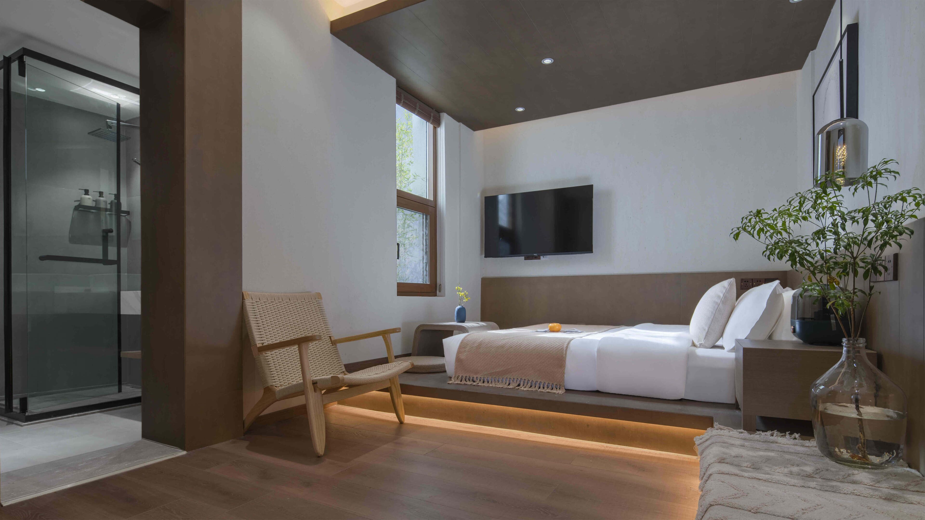 Kahden hengen perushuone, näköala puutarhaan