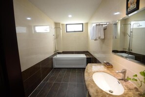 Classic-Studio, Balkon, Stadtblick | Badezimmer