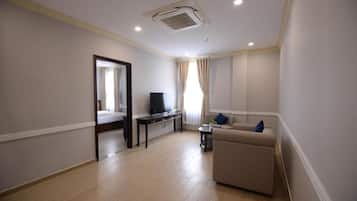 Estudio clásico, balcón, vista a la ciudad | Área de sala de estar