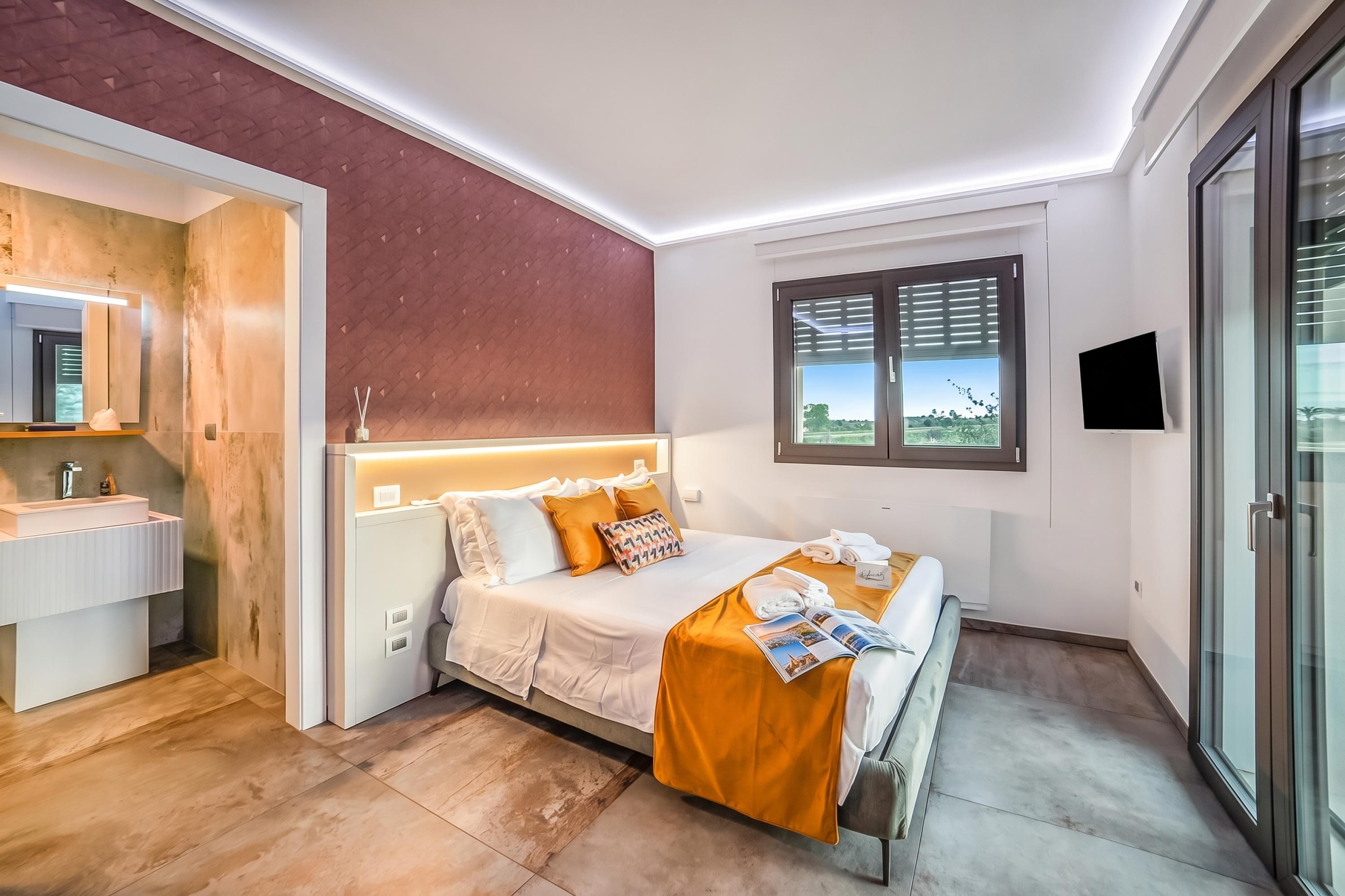 Ein modernes Schlafzimmer mit Bett, Nachttisch und einem Fenster mit Jalousien.