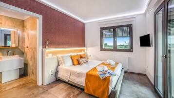 Ein modernes Schlafzimmer mit Bett, Nachttisch und einem Fenster mit Jalousien.
