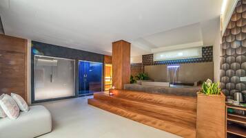 Ein modernes Interieur mit einem Holzbüro, einer Couch und einer Treppe.